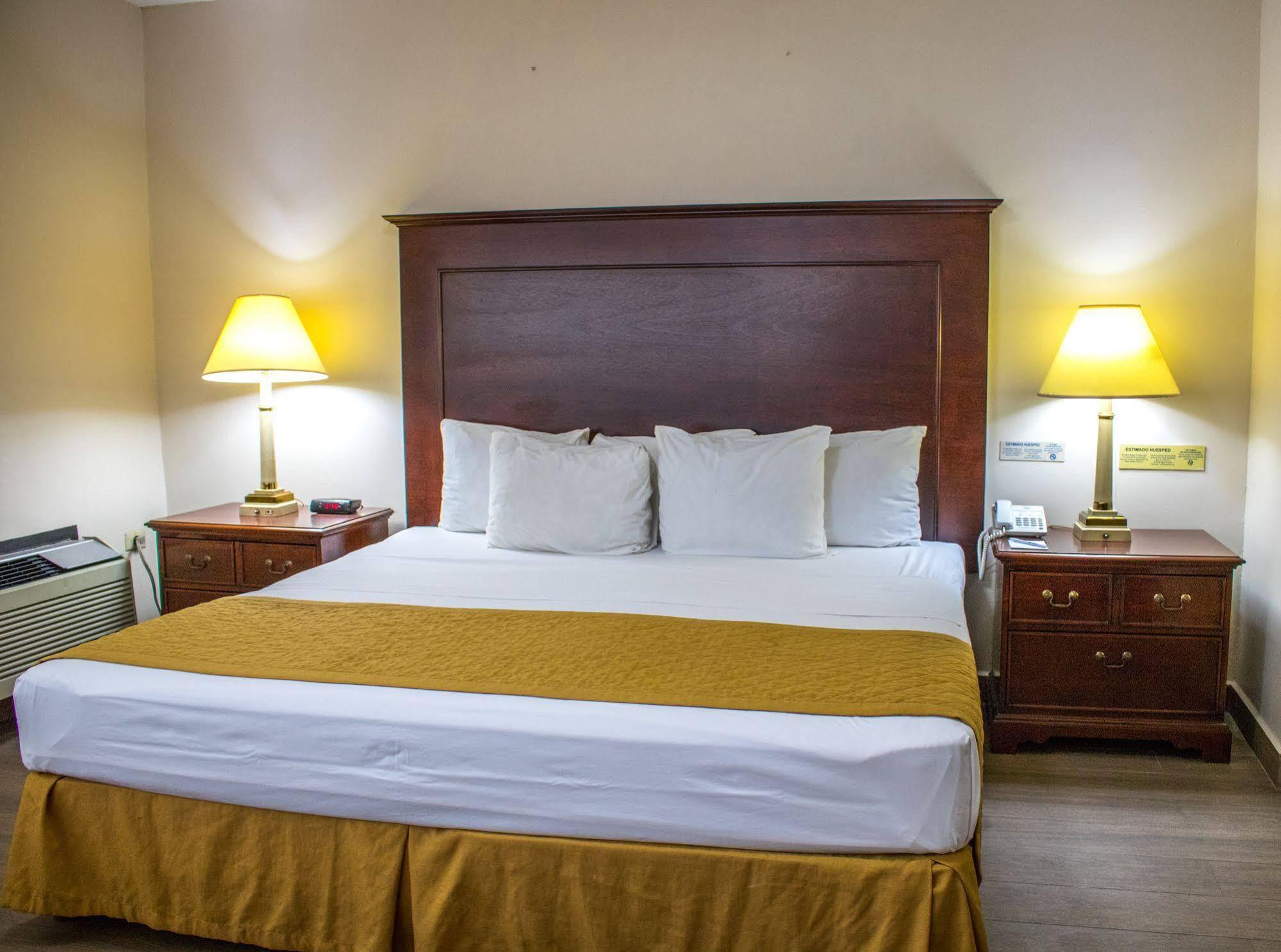 Hotel Plaza Calzada Monterrey Exterior photo